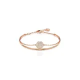 Pulsera de doble cadena fina color oro rosa con dije circular con cristales blancos incrustados.