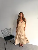 Vestido largo blanco con estampado de lunares negros, escote en V y tirantes finos.