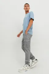 Pantalón cargo gris con bolsillos laterales, cierre de cremallera y corte recto.