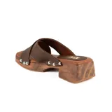 Sandalias de cuero marrón con plataforma de madera y tachas plateadas.