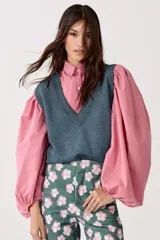 Chaleco tejido color azul con lurex, escote en V y terminaciones de rib.