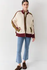 Jean de corte cropped y tiro alto, color azul oscuro, con diseño de pierna ligeramente acampanada y ruedo deshilachado.