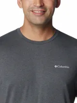 Remera técnica de cuello redondo para hombre, color gris oscuro jaspeado, con logo de la marca estampado en el pecho. Cuenta con tecnología de absorción de humedad y protección solar.