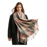 Bufanda rectangular de tejido afelpado con diseño de cuadros en tonos rosado, gris y beige. Presenta terminaciones con flecos en los extremos.