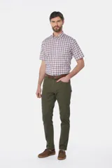 Pantalón de gabardina azul marino, corte recto, con cinco bolsillos y cierre frontal con botón y cremallera.