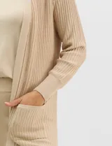Cardigan abierto de tejido acanalado, con bolsillos frontales y mangas largas de corte entallado con puños de rib.