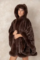 Capa de piel sintética en color marrón chocolate, con diseño holgado, capucha integrada y bordes con textura reforzada.