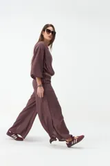 Pantalón negro de corte ancho y fluido, confeccionado en tejido ligero y cómodo, con cintura alta y diseño recto.