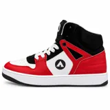 Zapatillas Airwalk de media caña en combinación de colores rojo, blanco y negro. Presentan parte superior de cuero sintético y gamuza, pas cordones reforzados y suela de goma blanca con base negra.