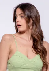 Top corto amarillo con detalles corseteros, sin mangas y con tirantes finos regulables.