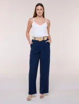 Pantalón wide leg azul marino con finas rayas verticales blancas, de tiro alto y pierna ancha. Cuenta con pinzas frontales, bolsillos laterales funcionales y pretina con presillas, acompañado por un cinturón trenzado de rafia con hebilla rectangular.