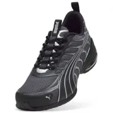 Championes Puma modelo Voltra, color negro con detalles plateados. Presentan un diseño técnico con malla transpirable, refuerzos sintéticos y tecnología X-CELL en la suela para mayor amortiguación.