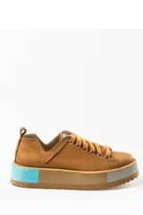 Zapatillas deportivas color marrón con cordones, suela gruesa con detalles en celeste y gris.