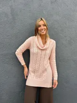 Polerón de punto color rosa claro con diseño de ochos y cuello redondo amplio tipo gola.