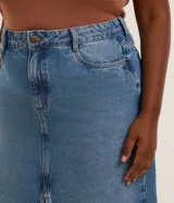 Pollera midi de jeans de algodón, color celeste desgastado, con talle alto, abertura frontal (fenda) y ruedo deshilachado.