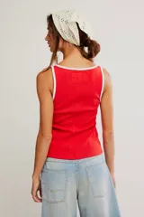 Musculosa de punto acanalado blanca con ribetes azules en contraste en el escote y sisas, de calce ajustado y largo corto.