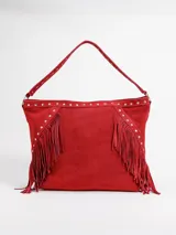 Cartera tipo hobo color rojo, confeccionada en gamuza, con flecos laterales, tachas metálicas decorativas y asa de hombro.