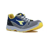 Championes de seguridad Diadora Run Text Low S1P SRC ESD, en color gris oscuro con paneles de malla azul, detalles en amarillo y suela tricolor.