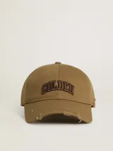 Gorra de béisbol color marrón con la palabra "Golden" bordada en el frente y detalles desgastados en la visera.