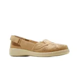 Zapato casual de mujer Korium Confort modelo Claudette, color tostado, con plantilla de cuero, detalles perforados en la puntera y tira ajustable con velcro en el talón.