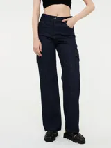 Pantalón de jean azul oscuro, corte recto, con bolsillos cargo laterales y cintura alta.