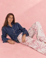 Jean de corte recto, color blanco con estampado floral en tono rosado, tiro medio y diseño exclusivo.