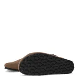 Zuecos de hombre marca Freeway, confeccionados en gamuza color taupe. Presentan una hebilla metálica lateral ajustable, plantilla de corcho y suela de goma negra antideslizante.