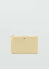 Neceser tamaño mediano color amarillo claro, con cierre de cremallera y tirador con detalle metálico. Presenta el logo de la marca en relieve en la parte frontal.