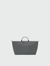 Bolso de viaje de gran tamaño, modelo Le Pliage One de Longchamp, en color marrón. Presenta el diseño icónico de la marca con solapa de cuero, asas cortas y cierre de cremallera superior.