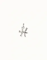 Charm del signo zodiacal Piscis con diseño inspirado en un clavo, fabricado artesanalmente en metal bañado en plata.