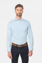 Camisa de vestir blanca de corte clásico, con mangas largas, cuello camisero y cierre frontal de botones.