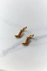 Aros colgantes de acero quirúrgico dorado, con dijes en forma de bota texana con detalles en color rojo.