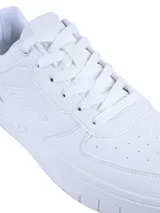 Championes Umbro modelo Milo High para hombre, de diseño urbano en color beige con detalles en azul marino y suela blanca.