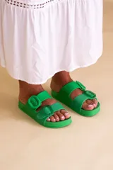 Sandalias de goma anatómicas con doble tira y hebilla, plataforma baja.