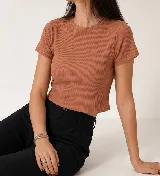 Remera de morley de algodón, de corte ajustado y diseño crop, con cuello redondo y mangas cortas.