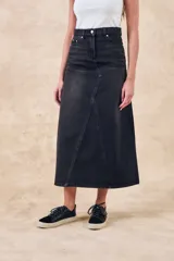 Falda midi de denim color gris oscuro, con diseño asimétrico y bolsillos delanteros.