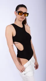 Body negro de algodón con corte irregular y abertura en la cintura.