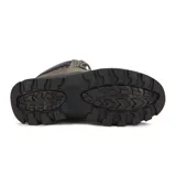 Bota acordonada color gris topo con suela track negra.