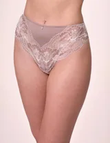 Panty tipo colaless confeccionada en una combinación de microfibra brillante y encaje bicolor con bordes ondulados. Presenta un aplique de perla en el centro y refuerzo de algodón en la zona íntima.