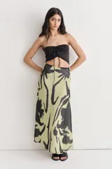 Falda larga de jersey con estampado abstracto en tonos verde claro y negro.