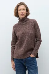 Polerón de cuello alto confeccionado en tejido buclé con textura jaspeada, de corte holgado y mangas largas con diseño raglán.