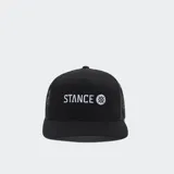 Gorro negro tipo trucker con logo de Stance bordado en blanco en el frente y parte trasera de malla.