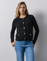 Cardigan tejido color blanco, marca Ninety. Escote a la base y abertura central con botones metálicos dorados. Delantera con bolsillos simulados con botón dorado.