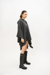 Poncho tejido en telar en lana merino color gris, con capucha y detalles hechos a mano en crochet.