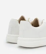 Championes casuales de hombre marca Viko, confeccionados en poliuretano color blanco con suela bold y cierre mediante cordones.