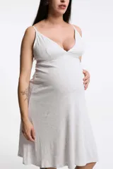 Camisón maternal de rib color rosado, con escote en V, tirantes finos regulables con clips de lactancia, elástico bajo el busto y falda amplia de corte acampanado.