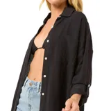 Camisa negra de manga larga con cuello clásico y botones frontales.