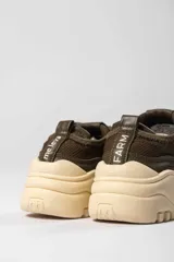 Zapatillas deportivas color verde militar con cordones gruesos y suela chunky color crema.