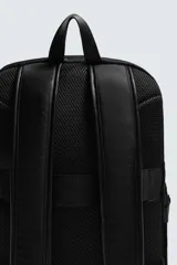 Mochila técnica de diseño funcional en color negro. Cuenta con un compartimento principal con cierre de cremallera, bolsillo interior acolchado para dispositivos electrónicos, dos bolsillos frontales con cierre y bolsillos laterales. Incluye parte posterior acolchada con banda de sujeción para equipaje, asa superior y correas de hombro ajustables y acolchadas.