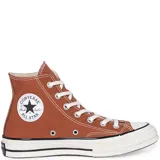 Championes Converse Chuck 70 de caña alta color marrón óxido, con cordones blancos y suela de goma blanca con línea negra.